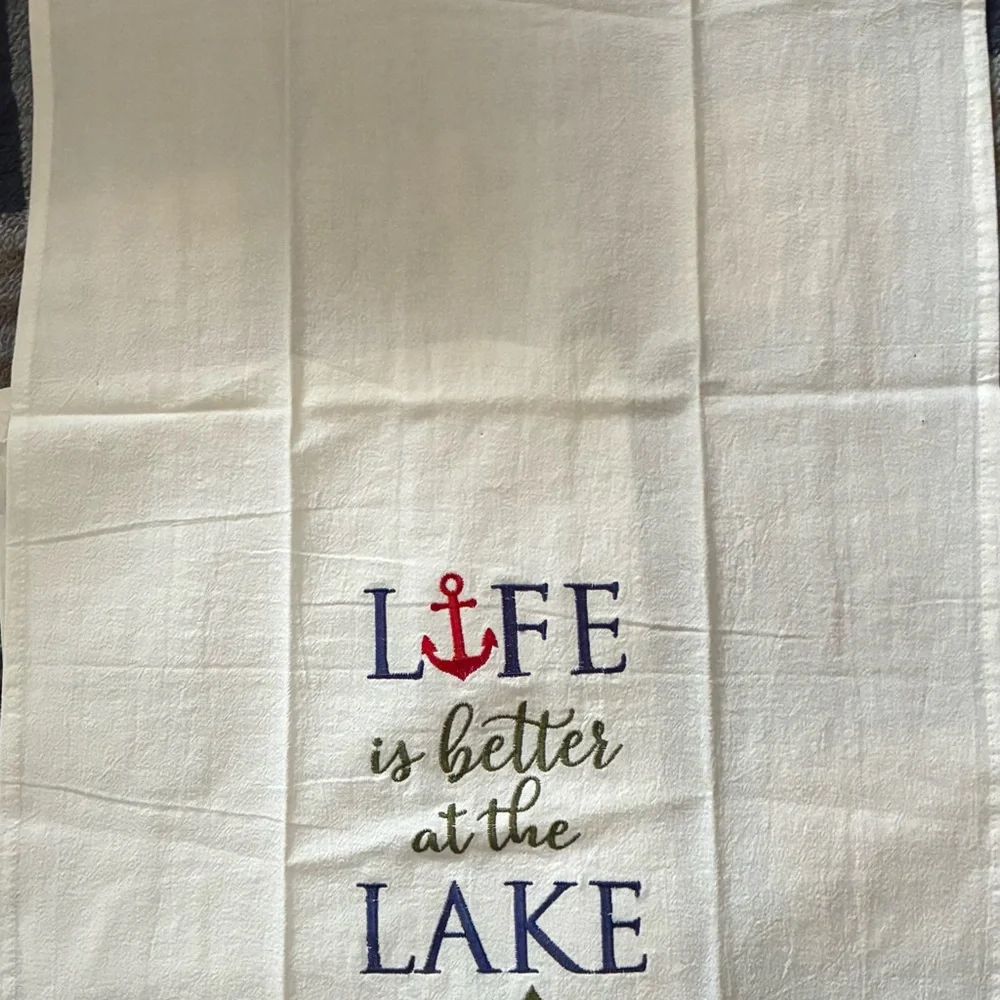 Decorative Lake-Themed Bath Towel - White with Red and Blue Accents